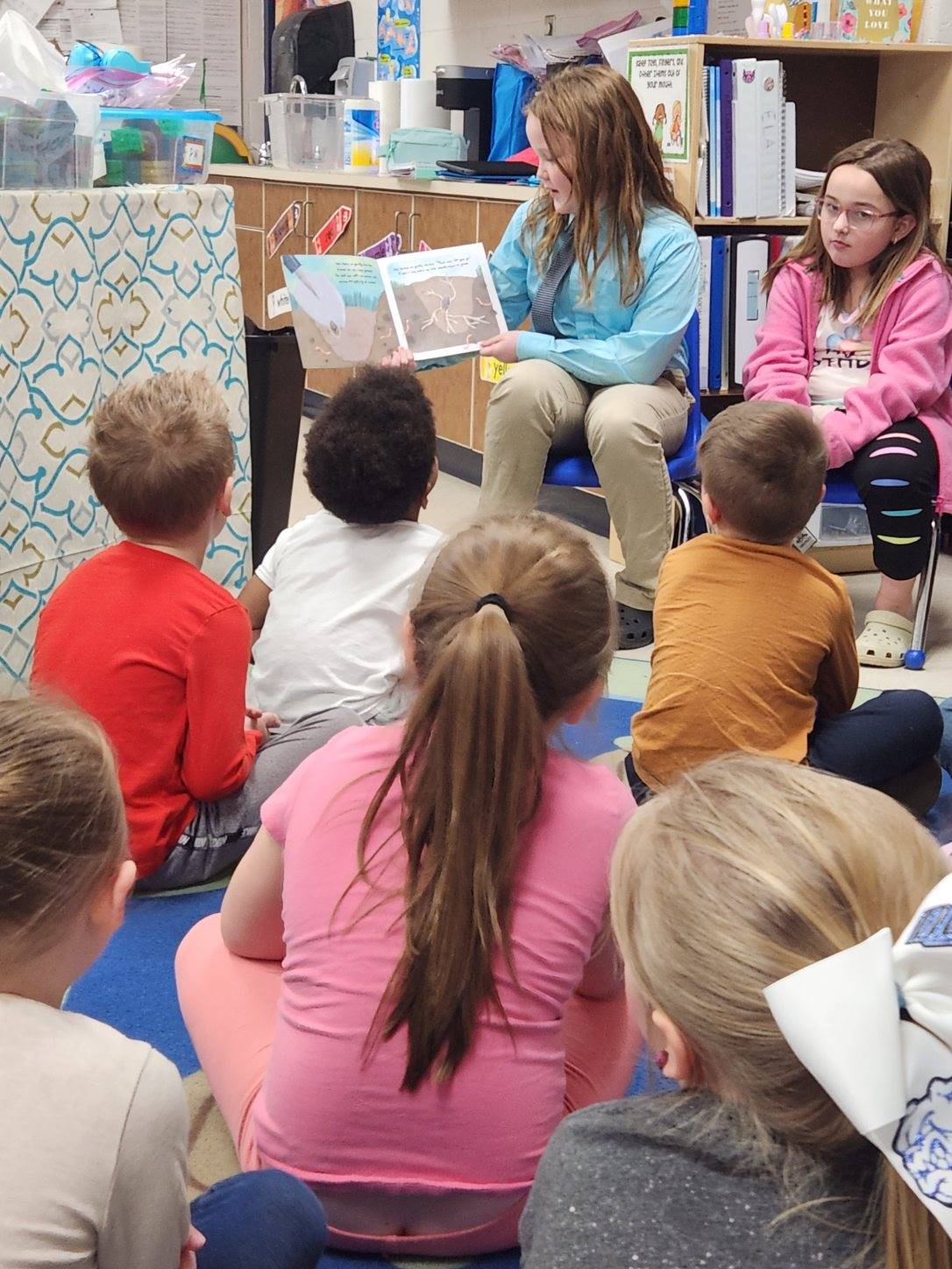 3rd grade students read to preschool