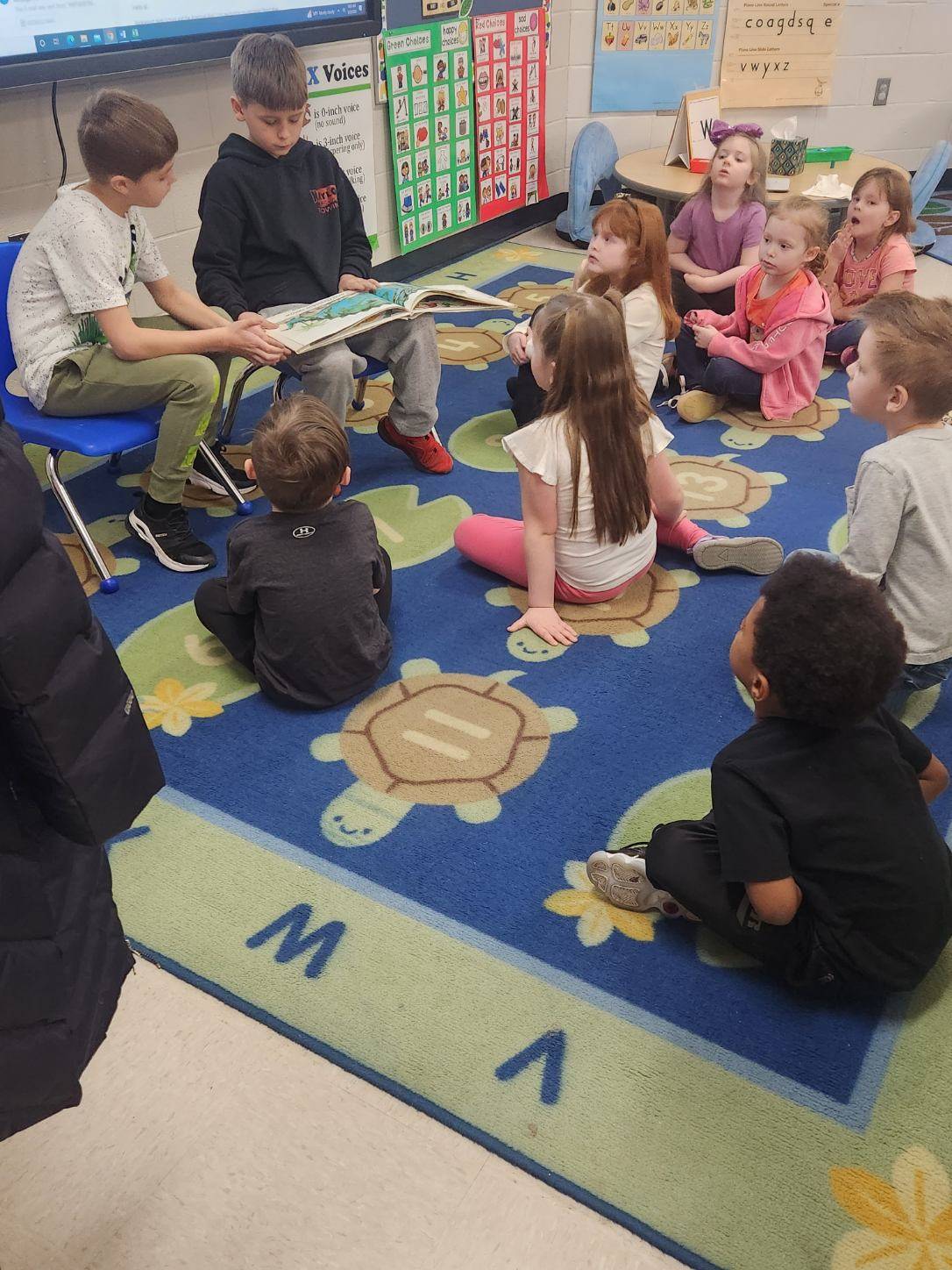 3rd grade students read to preschool